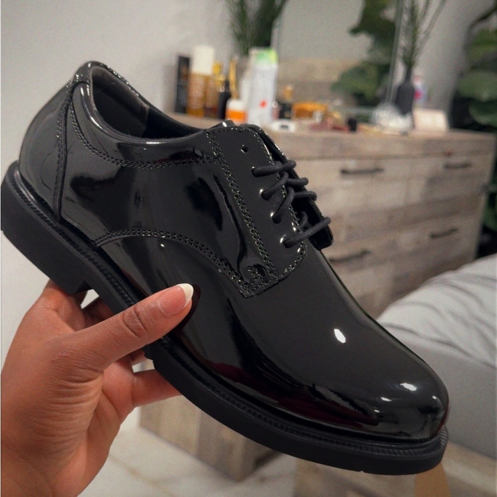 Black Patent Leather Oxford Shoes with Sleek Design